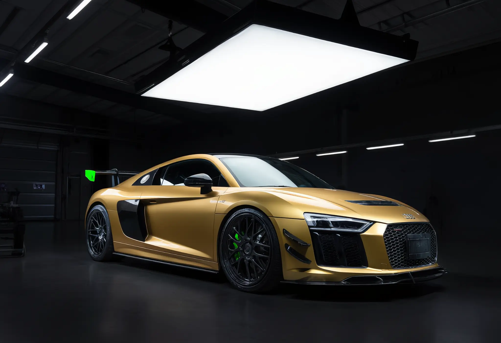 Superauto dorado en un estudio oscuro
