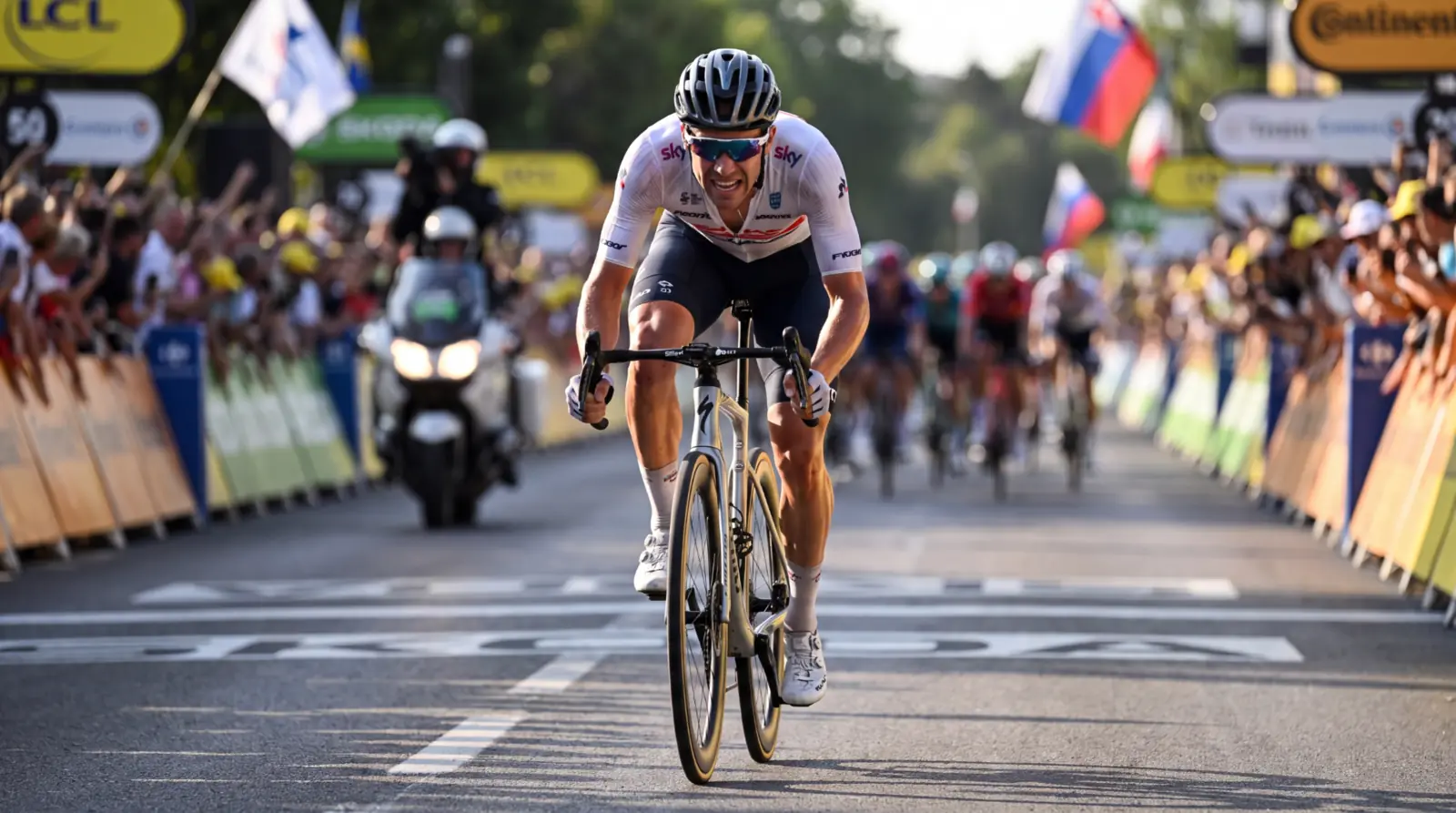Ciclista compitiendo en una carrera de ruta