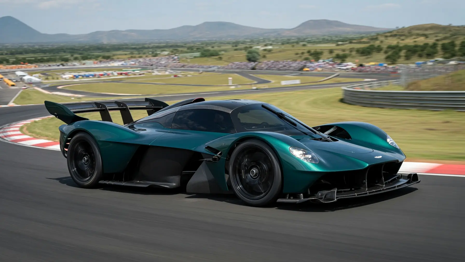 Superauto verde recorriendo un circuito de carreras