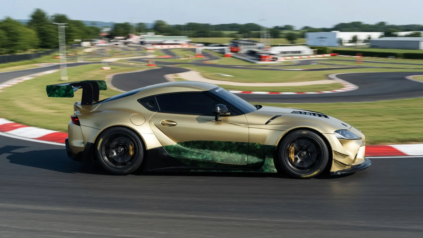 Superauto dorado y verde recorriendo un circuito de carreras